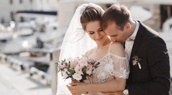 How Can Couples Balance Tradition and Personalization in Wedding Planning?