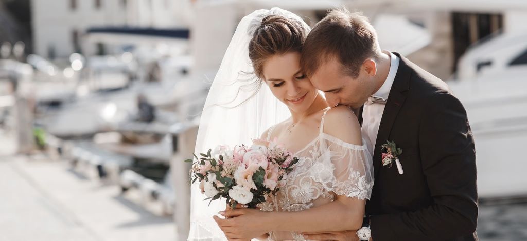 How Can Couples Balance Tradition and Personalization in Wedding Planning?